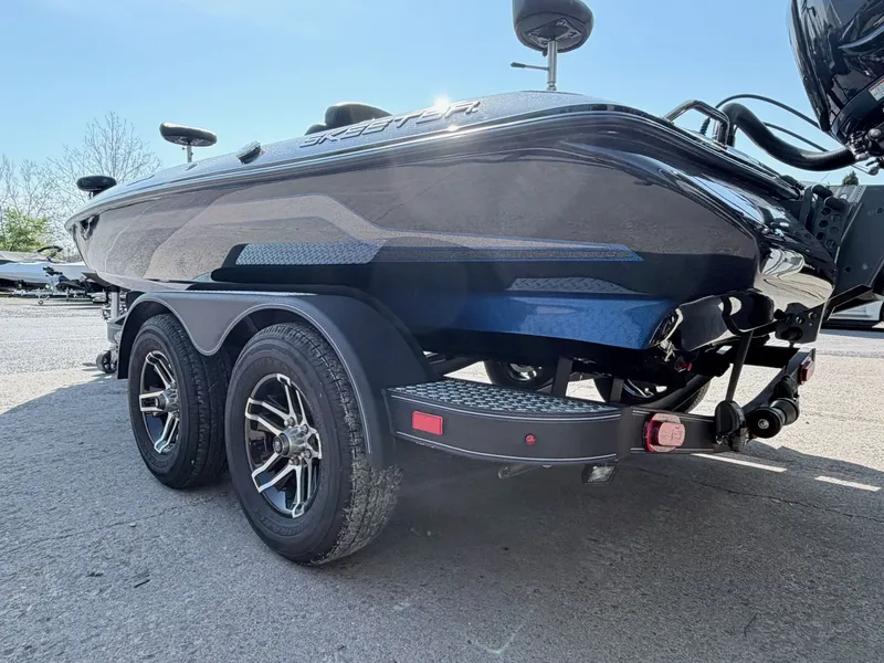 Slide: The Image of 2022 Skeeter ZX200 boat on trailer, side view. - 22