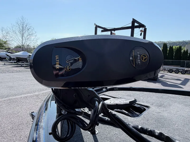 Slide: The Image of Skeeter ZX200 2022 with Minn Kota Ultrex trolling motor. - 31