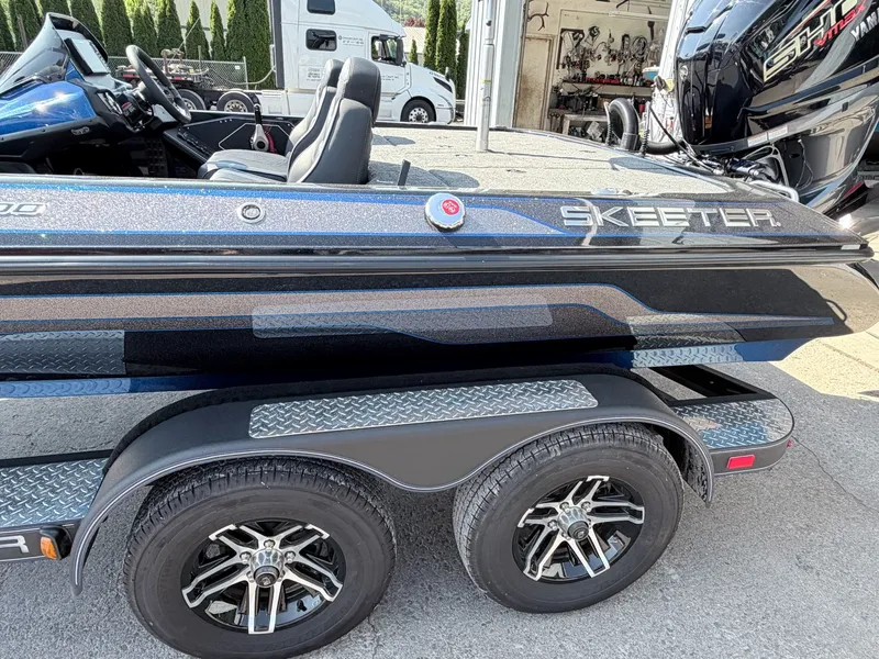 Slide: The Image of 2022 Skeeter ZX200 boat on trailer, side view. - 8