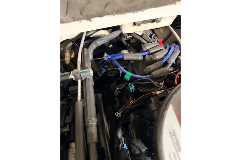 Slide: The Image of Engine components of a 2014 Starcraft 2000 IO Limited boat. - 31
