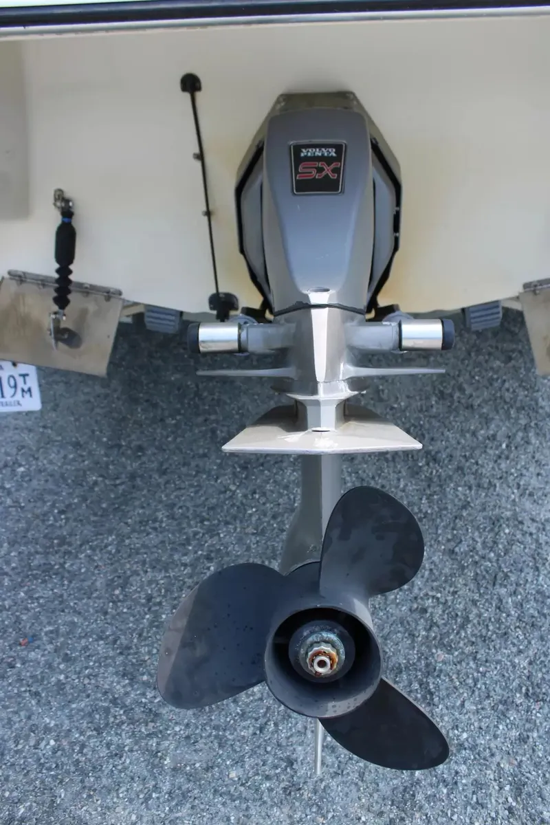 Slide: The Image of 2004 Stingray 180 LX boat motor and propeller view. - 9