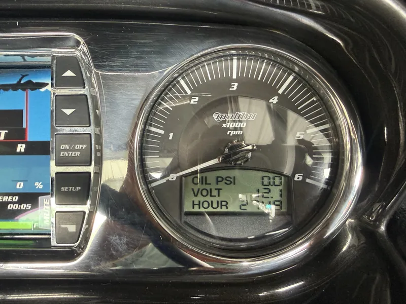 Slide: The Image of 2012 Malibu Wakesetter 23 LSV tachometer with digital displays. - 20