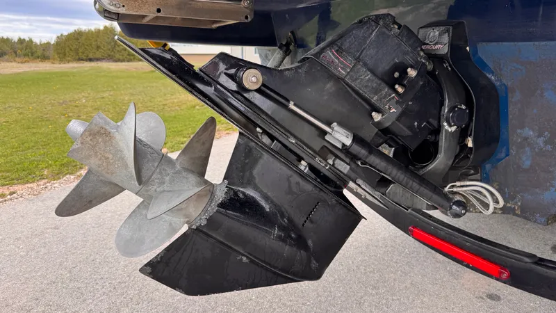 Slide: The Image of 2013 Sea Ray 270 SLX drive with propeller on pavement. - 24