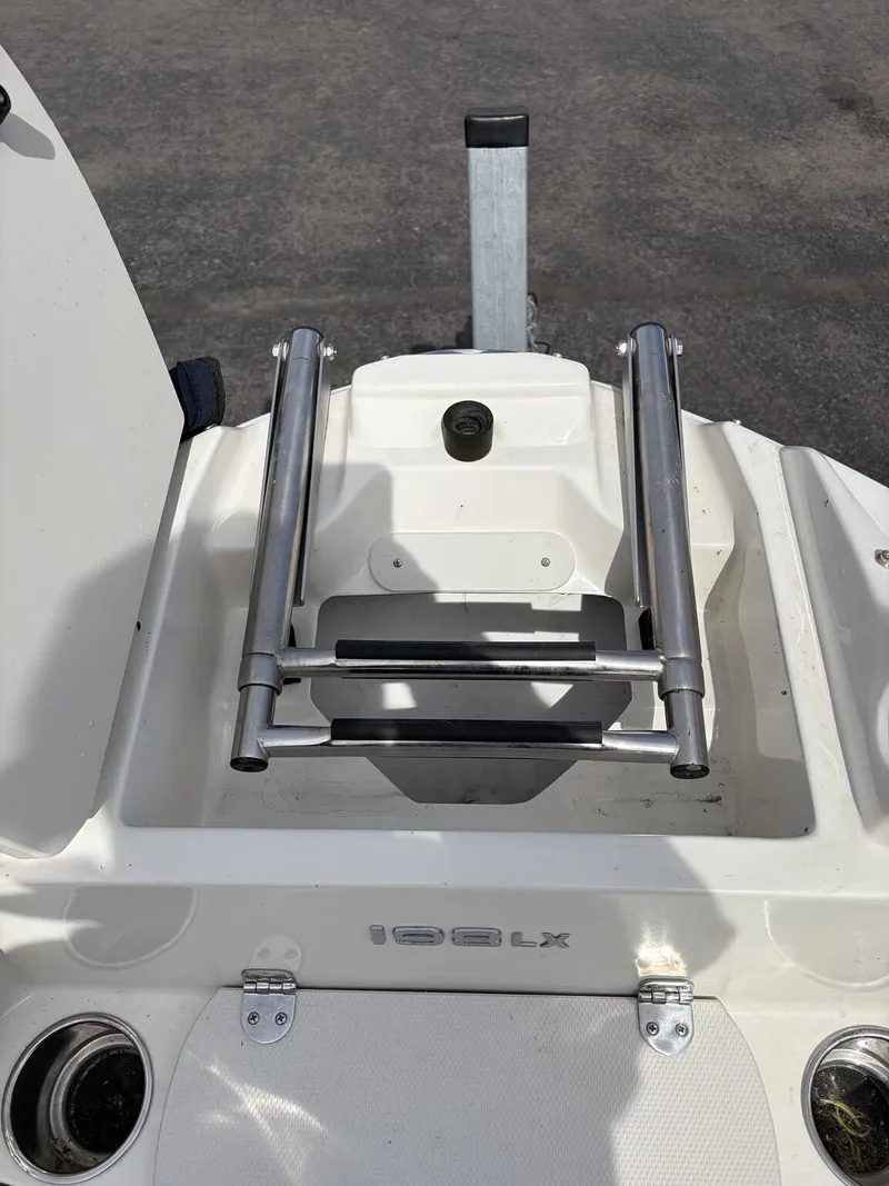 Slide: The Image of Stingray 195 LX 2018 boat with folded swim ladder. - 12