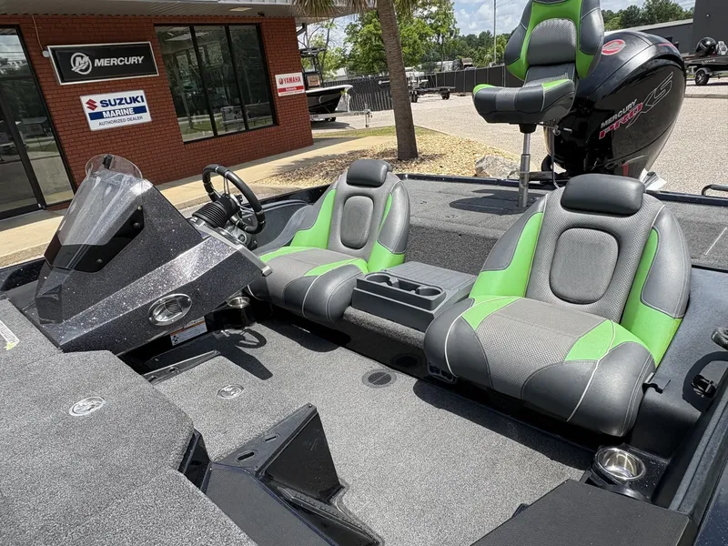 Slide: The Image of 2021 Ranger Z100 Series Z185 boat with green seats. - 10