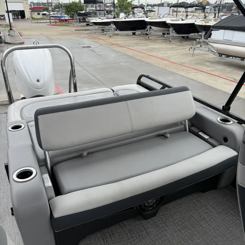 Slide: The Image of Avalon Catalina Versatile Rear Bench - 23' 2025 - 15