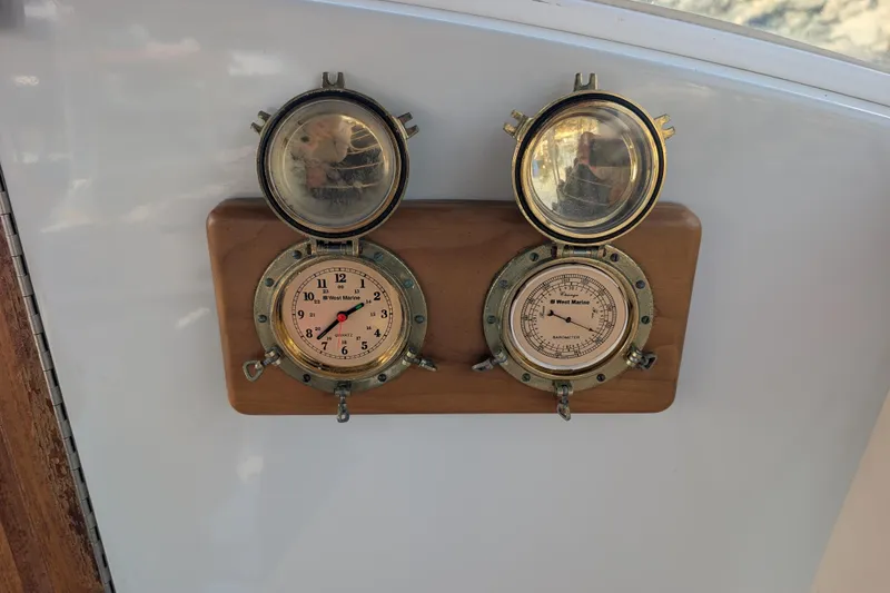 Slide: The Image of Nautical clock and barometer on 2007 Duffy Cuddy Cabin 22 boat interior. - 11