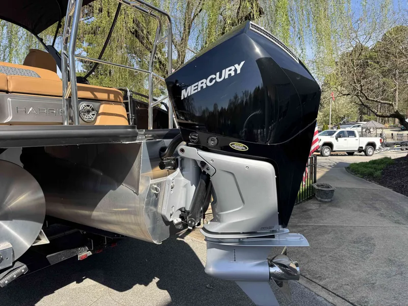 Slide: The Image of Harris Solstice 230 SLDH 2026 with Mercury outboard motor. - 23