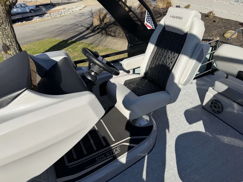 Slide: The Image of Harris Solstice 230 SLDH 2026 helm with luxurious seating. - 16