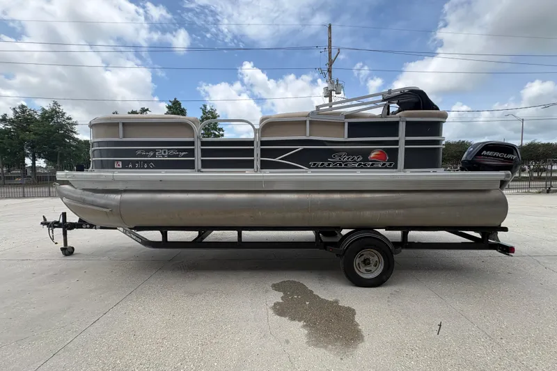 Slide: The Image of 2016 Sun Tracker Party Barge 20 DLX pontoon boat on trailer, outdoors. - 7