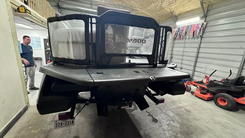 Slide: The Image of Sea-Doo Switch 2022 - 13