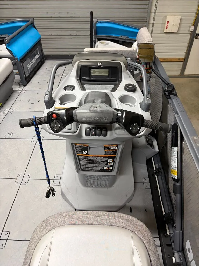 Slide: The Image of Sea-Doo Switch 2022 - 6