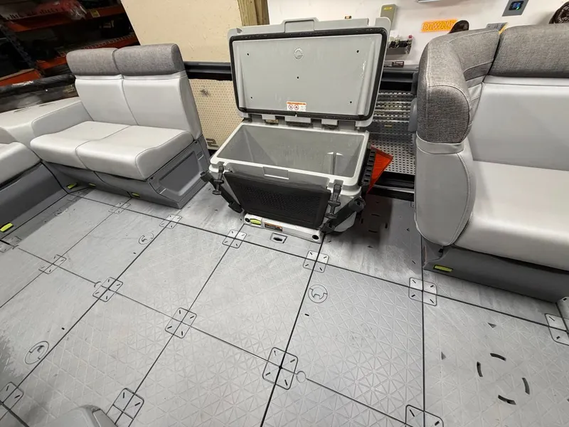 Slide: The Image of Sea-Doo Switch 2022 - 8