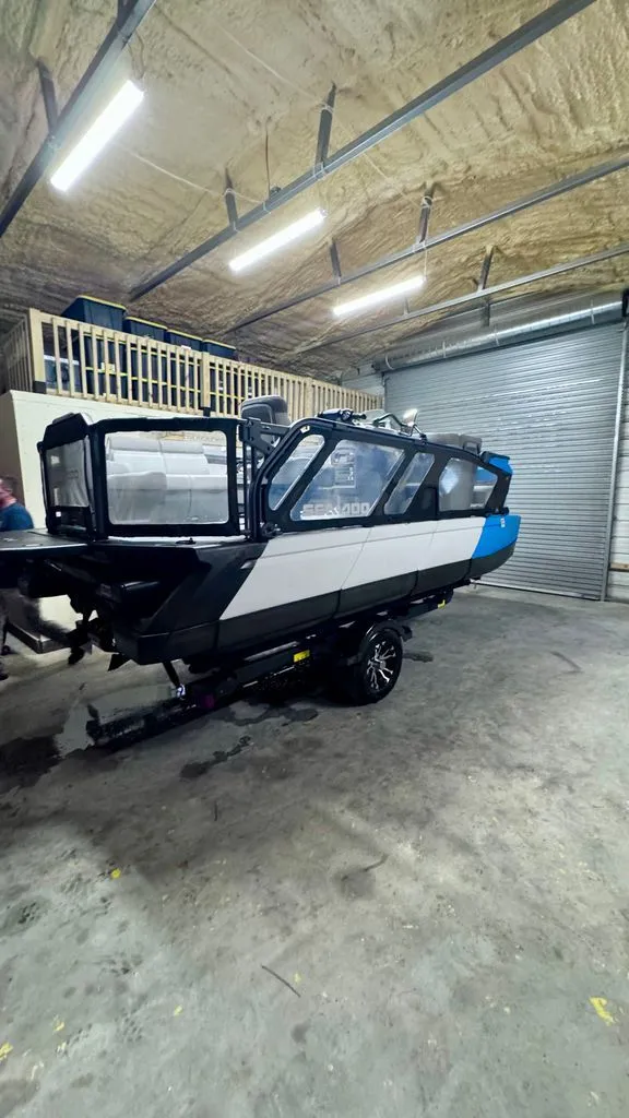 Slide: The Image of Sea-Doo Switch 2022 - 9