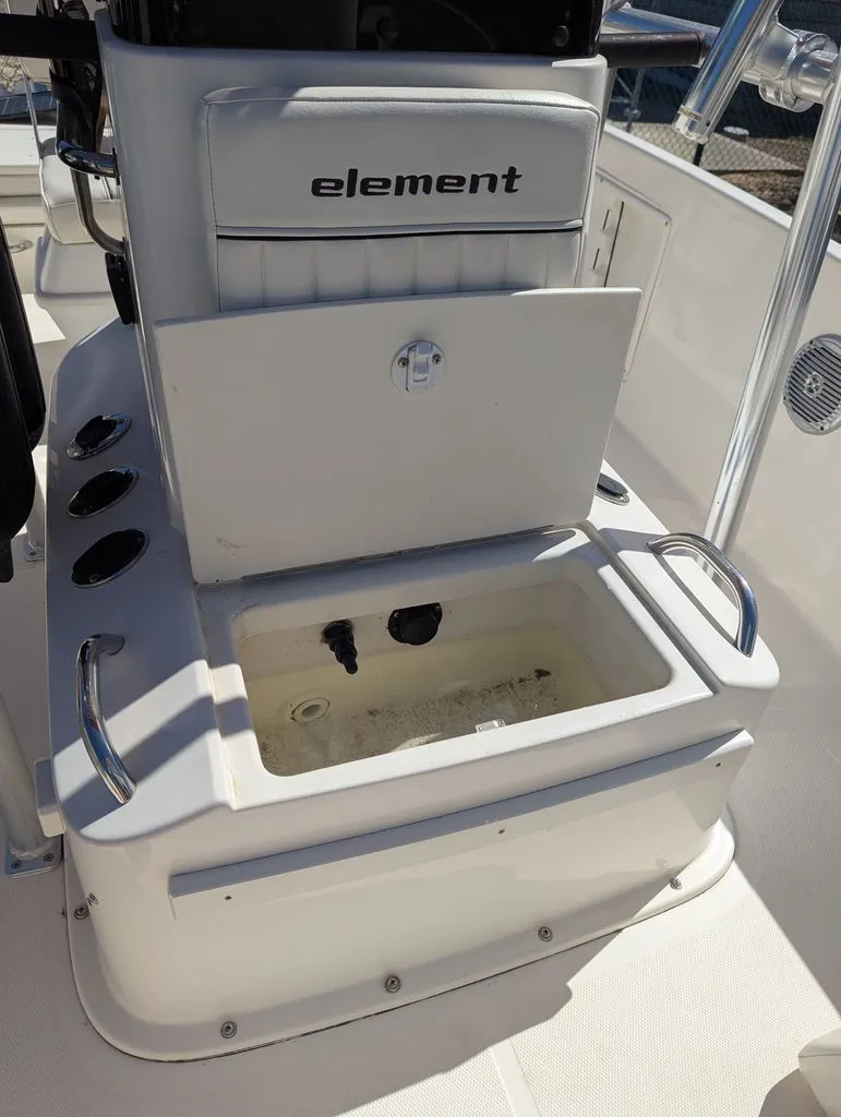 Slide: The Image of Bayliner Element F18 2017 - 10