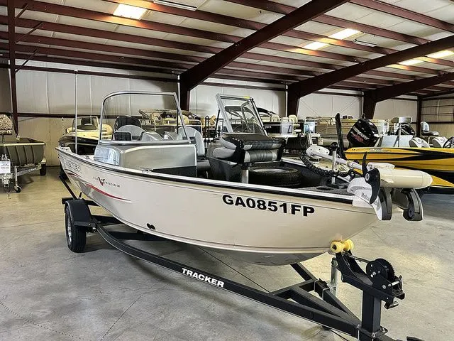 The Image of Tracker Pro Guide V-16 WT 2019 - 1