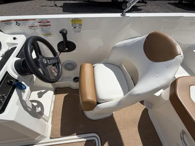 Slide: The Image of Bayliner DX 2000 2019 - 6