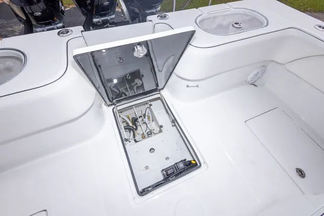Slide: The Image of Sea Hunter 33T 2026 - 16