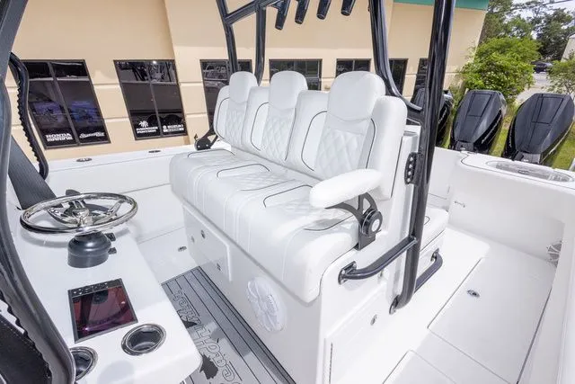 Slide: The Image of Sea Hunter 33T 2026 - 25