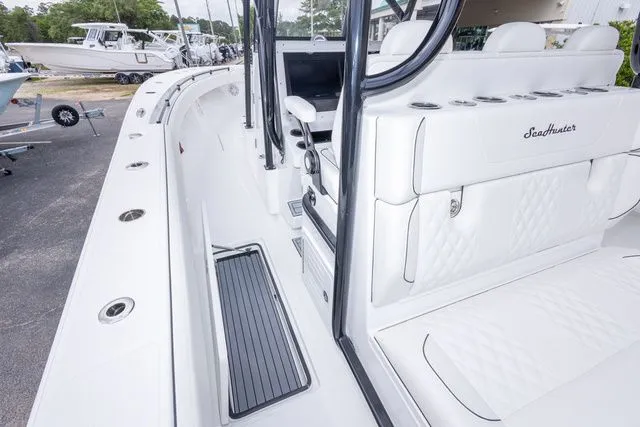 Slide: The Image of Sea Hunter 33T 2026 - 27