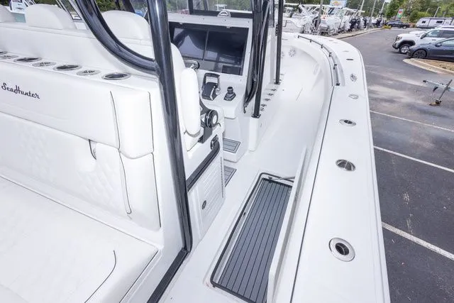 Slide: The Image of Sea Hunter 33T 2026 - 28