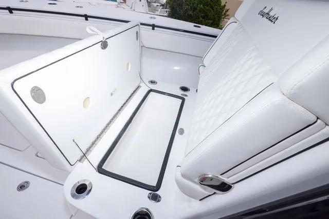 Slide: The Image of Sea Hunter 33T 2026 - 38