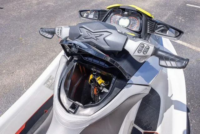 Slide: The Image of Sea-Doo RXT 300 2016 - 10