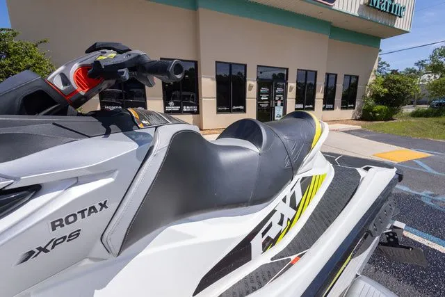 Slide: The Image of Sea-Doo RXT 300 2016 - 12