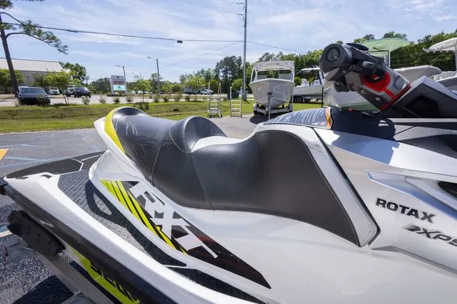 Slide: The Image of Sea-Doo RXT 300 2016 - 13