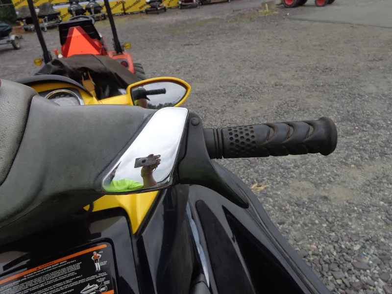 Slide: The Image of Close-up of a 2007 Sea-Doo RXT™ handlebar grip. - 19