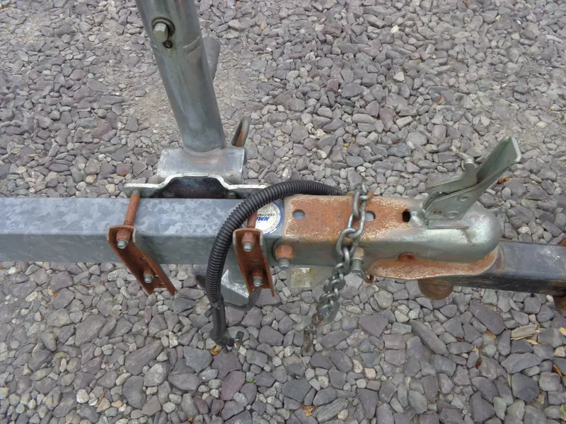 Slide: The Image of Trailer hitch on gravel, Sea-Doo RXT™ 2007 model. - 32