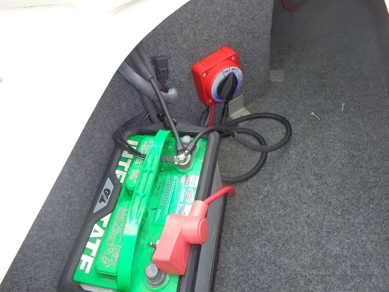 Slide: The Image of Battery and switch in 2008 Yamaha AR210 boat. - 28