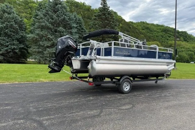 Slide: The Image of Sun Tracker Bass Buggy 18 DLX 2026 - 10