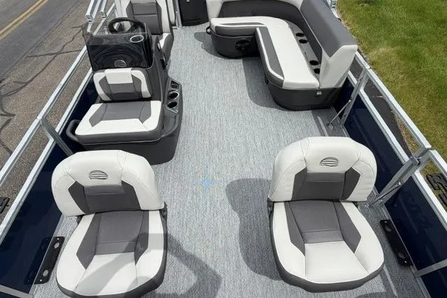 Slide: The Image of Sun Tracker Bass Buggy 18 DLX 2026 - 12