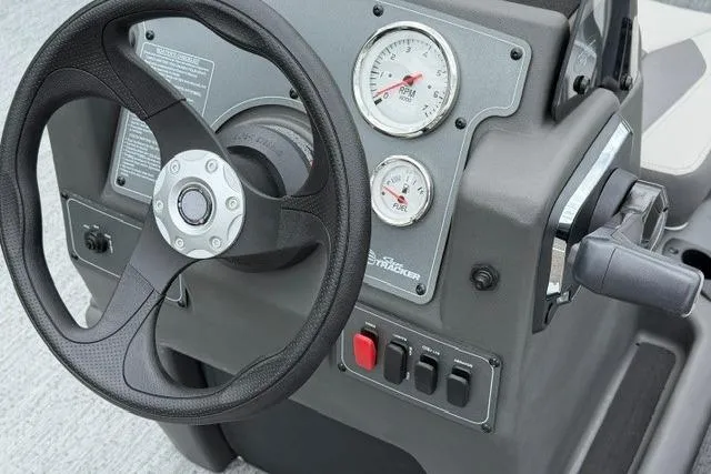Slide: The Image of Sun Tracker Bass Buggy 18 DLX 2026 - 14