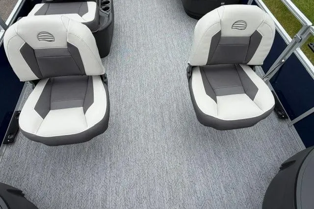 Slide: The Image of Sun Tracker Bass Buggy 18 DLX 2026 - 16