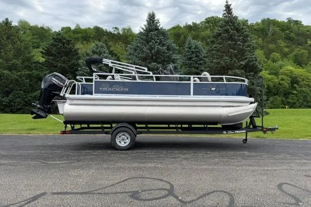 Slide: The Image of Sun Tracker Bass Buggy 18 DLX 2026 - 9