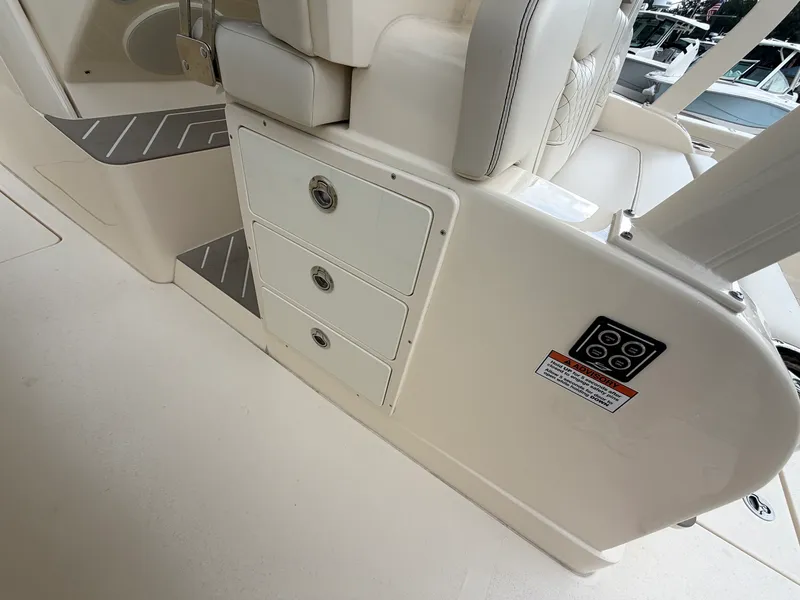 Slide: The Image of Scout 400 LXF 2025 - 27