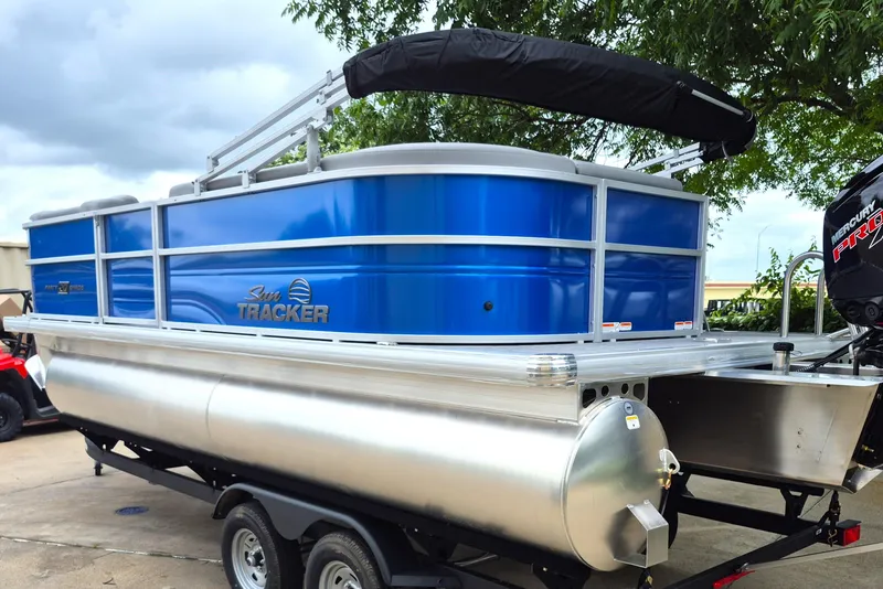 Slide: The Image of Sun Tracker Party Barge 20 DLX 2026 - 19