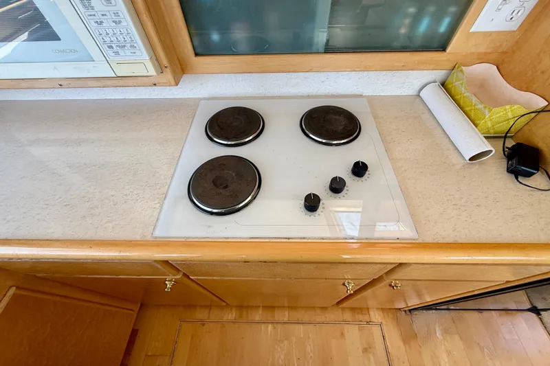 Slide: The Image of Electric stovetop with three burners in a 1997 Navigator Pilothouse kitchen. - 17