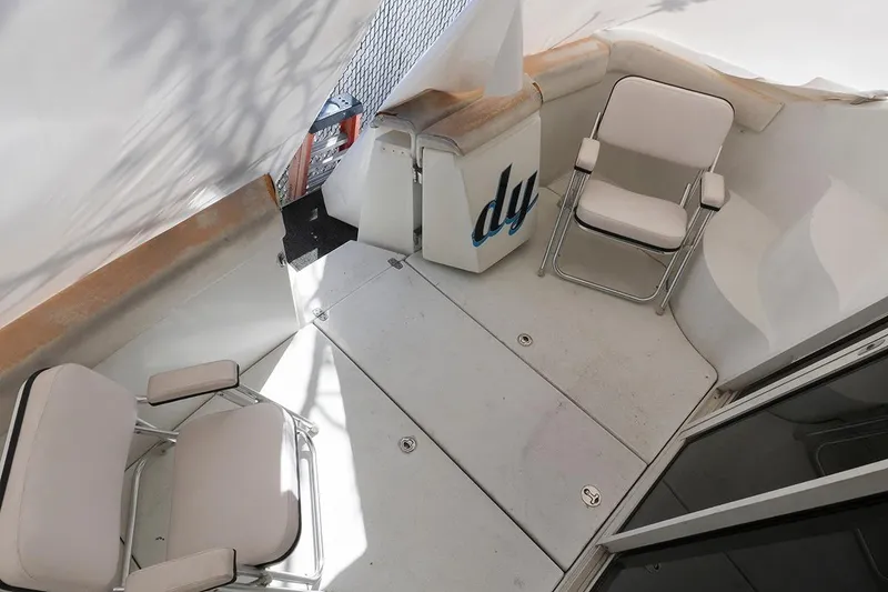Slide: The Image of 2000 Carver 350 Mariner boat deck with white seating and storage area. - 11