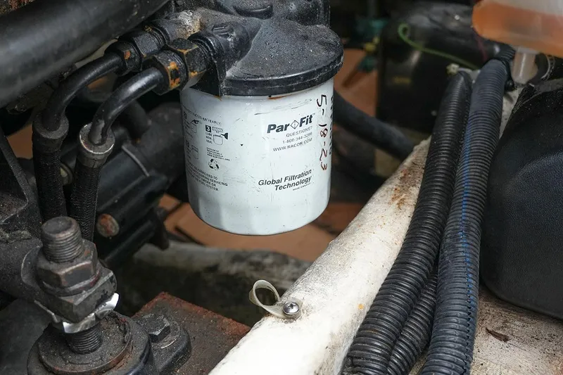 Slide: The Image of Fuel filter in a 2000 Carver 350 Mariner engine compartment, featuring ParFit technology. - 43