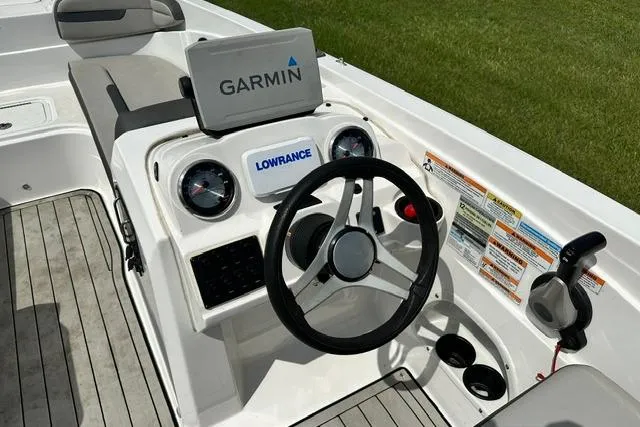 Slide: The Image of Hurricane SunDeck Sport 205 OB 2021 - 10
