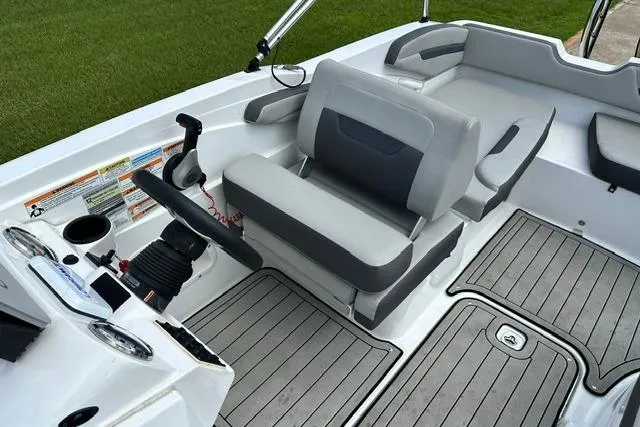 Slide: The Image of Hurricane SunDeck Sport 205 OB 2021 - 15