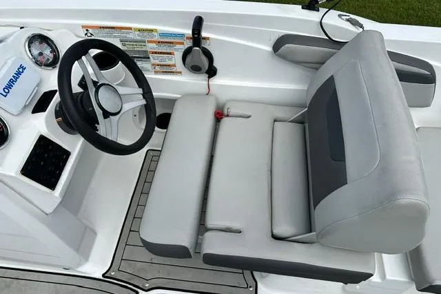 Slide: The Image of Hurricane SunDeck Sport 205 OB 2021 - 16