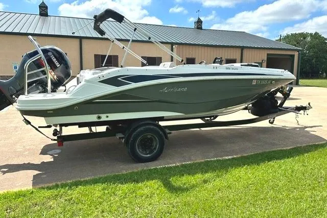 Slide: The Image of Hurricane SunDeck Sport 205 OB 2021 - 2