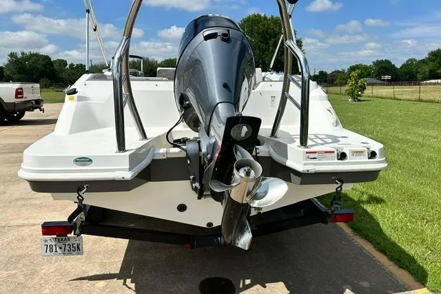 Slide: The Image of Hurricane SunDeck Sport 205 OB 2021 - 3