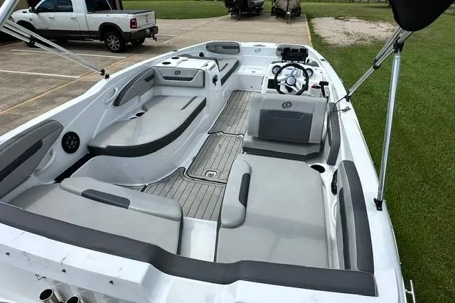 Slide: The Image of Hurricane SunDeck Sport 205 OB 2021 - 6