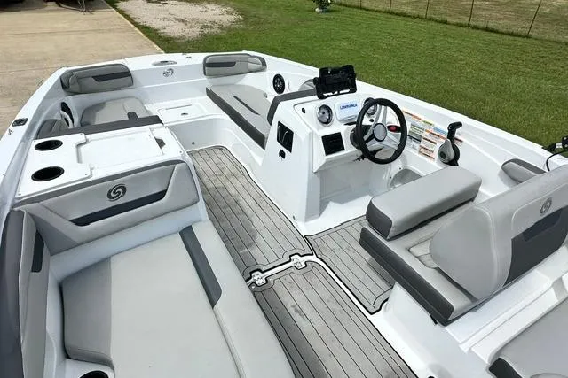 Slide: The Image of Hurricane SunDeck Sport 205 OB 2021 - 7