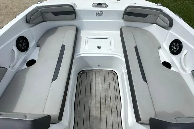 Slide: The Image of Hurricane SunDeck Sport 205 OB 2021 - 8